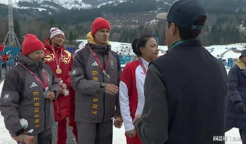 华体会体育官方入口-德国选手拒与中国选手合影！原因曝光 乌克兰国旗被没收愤怒抗议
