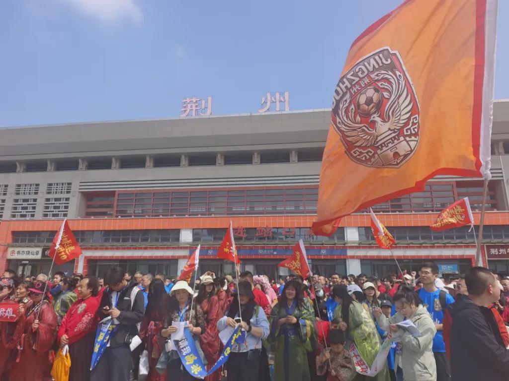 华体会体育app下载-荆州市长率球迷团“出征”黄石，走进球迷车厢高呼“荆州必胜”