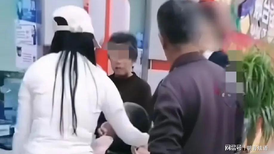 华体会体育官方网站-救命钱都不给取！重病男子被推到柜台，银行仍拒绝